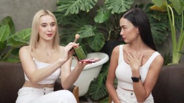 Yeşil bitki üzerine doğal güzellik ve kozmetik dersi yapan iki güzel içerik yaratıcısı bahçe videosunu terk ediyor. Güzellik blogcusu sosyal medyum izleyicilere güzellik hizmetinin nasıl uygulanacağını gösteriyor. Blithe