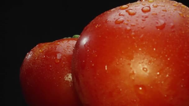 Macrografie Tomaten Genesteld Een Rustieke Houten Mand Worden Tentoongesteld Tegen — Stockvideo