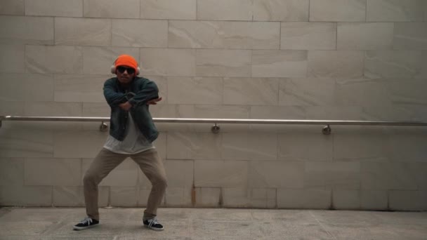 Asiático Inteligente Hipster Espectáculo Enérgico Break Dance Con Fondo Gris — Vídeos de Stock