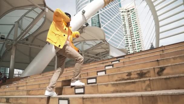 Stijlvolle Aziatische Man Voeren Hip Hop Dansen Met Lage Hoek — Stockvideo