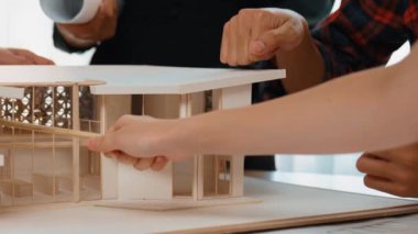 Mimari ekipman incelemesi kullanarak yavaş çekim ev tasarımcısı ve müşteri veya müşteriyle birlikte mimari ev modeli tasarım örneklerini ölçer. Filizlenen