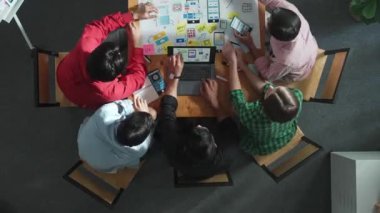 Proje yöneticisinin cep telefonu arayüzü için Ux Ui tasarımı üzerinde çalışırken beyin fırtınası zihin haritası kullanarak yazılım programı tasarlamasının en üst görünümü. Zaman aşımı. Cemaat.