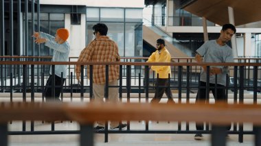 Modern koridorda dans eden çok kültürlü hipster grubu. Çekici break dans takımı hip-hop müziğine taşınırken mutlu ve neşeli. Aktif. Sitenin görüntüsü. Açık hava sporu 2024. ÇalışmaComment.