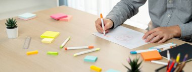 Yetenekli iş adamları zihin haritaları kullanarak pazarlama fikirleri üretiyor. Başarılı erkek girişim lideri masaya yapış yapış notlar serpiştirerek finansal plan hazırlıyor. - Yakın çekim. Eline odaklan. Değişik..