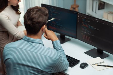 İki ekran ekranında yaratıcı web sitesi planlama yazılımını tartışan yetenekli geliştiriciler programı arka görüş konseptiyle ofiste tasarımı analiz eden tam yığın veri. Varsayım.