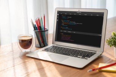 Model uygulama ve program kodlaması için bilgisayar ekranında yazılım geliştirme programlama