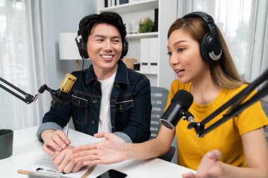 Gülümseyen radyo etkili sunucular, kulaklık takarak sosyal medya kanalından canlı yayın yapıyorlar ve sabah saatlerinde stüdyo kaydında dinleyicilere konu ve dizüstü bilgisayar üzerinden konuşuyorlar. İnfobahn.