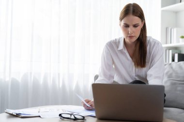 Stresli genç kadının kredi kartı borçlarıyla ilgili maddi sorunları var. Kötü kişisel para ve ipotek yönetimi krizi kavramını en üst düzeyde göstermesi gerekiyor..