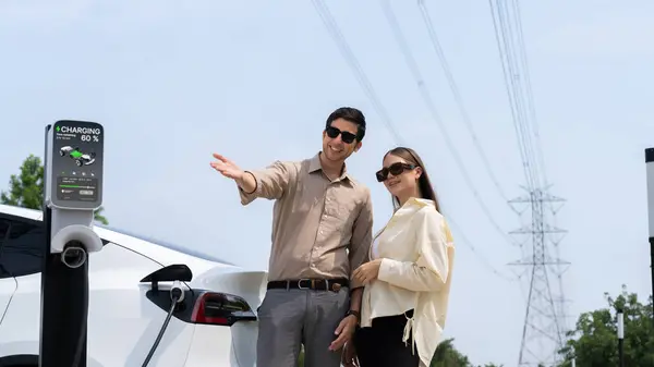 Young Couple Recharge Car Battery Charging Station Connected Power Grid — Stock Photo, Image
