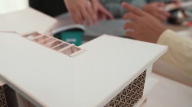 İç mekan tasarımı için tekstil malzemesi ve renk paletini sunan el yapımı mimar ve iç mimar müşteri denetimi ve denetimine dayalı iç mimar. Değiştirilmiş