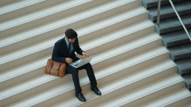 Üst düzey bir iş adamı merdivenlerde otururken başarılı bir projeyi kutluyor. Proje yöneticisi yeni bir pozisyon alıyor, terfi alıyor, arkadaşlarını ararken dizüstü bilgisayar kullanarak satışları artıyor. Sevinçli..