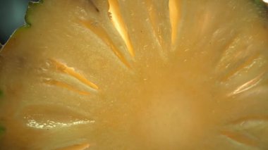 Ananas dilimi, tazelik hissi yaratıyor. Dilimlenmiş bir ananasın yakından bakınca tropik bir cennet ortaya çıkıyor. Güneş tarafından öpülen sarı altın et, pürüzsüz kahverengi kabuğa zıt düşer. Geliştirilebilir.