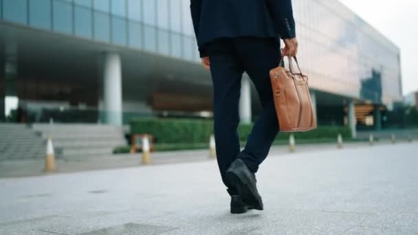 Κοντινό Πλάνο Του Ειδικευμένου Επιχειρηματία Πόδι Περπάτημα Ενώ Κρατώντας Τσάντα — Αρχείο Βίντεο