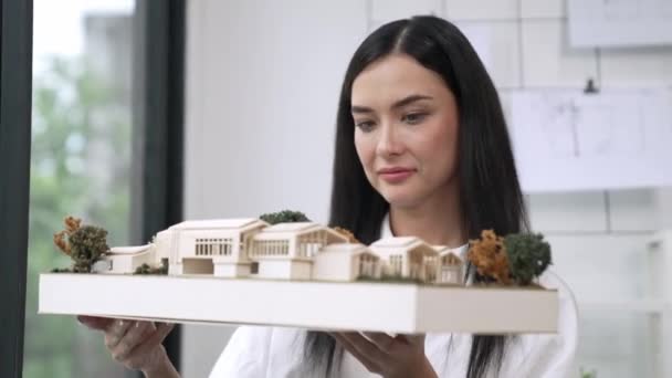 Close Van Bekwame Jonge Prachtige Kaukasische Architect Lift Huis Model — Stockvideo