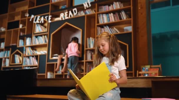 Genç Zeki Beyaz Bir Kız Kütüphanede Otururken Kitap Okuyor Zeki — Stok video