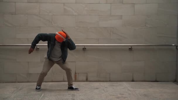 Azjatycki Inteligentny Hipster Pokazać Energiczny Break Dance Szarym Tle Budynku — Wideo stockowe