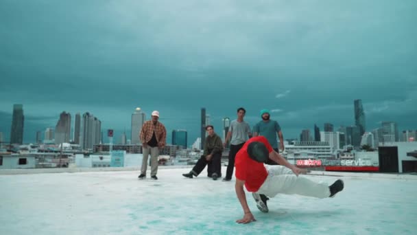 Hispanische Hipster Tanzen Umgeben Von Multikulturellen Freunden Bei Stadtblick Mit — Stockvideo
