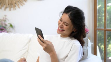 Genç bir kadın internet üzerinden alışveriş yapmak için internet üzerinden internet üzerinden internet üzerinden alışveriş yapıyor. Modern ve konforlu çevrimiçi alımlar güvenli ve uygun alışverişleri sağlar.