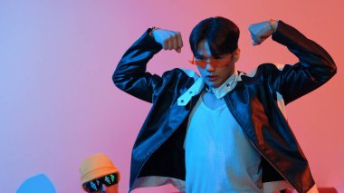 Çekici Asyalı sokak dansçısı neon ışıkla serbest stil hareketi yapıyor. Profesyonel sanatçı, çeşitli arkadaşlarıyla ya da stüdyoda ışık saçan bir ekiple hip hop müzik yapmaya çalışıyor. Mutluluk.