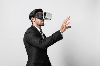 Profesyonel, zeki iş adamı, VR gözlük takarken elinde bir şey tutuyor. Sanal gerçeklik gözlüklü Kafkas proje yöneticisi mavi arka planlı mevcut teknoloji yeniliği. Sapma.