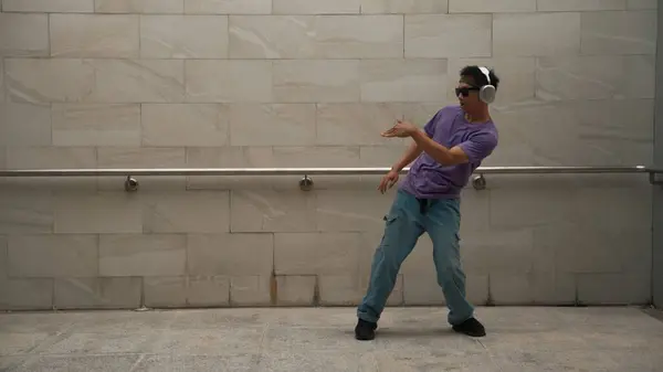 Hipster Hareket Halindeyken Müzik Dinlemesi Dans Odasında Müzikle Dans Etmesi — Stok fotoğraf