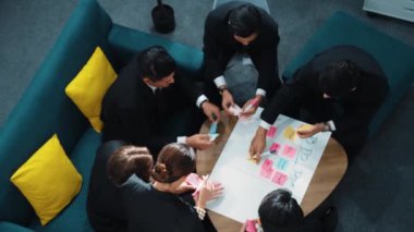 Akıllı iş adamlarının en iyi görüşü pazarlama planı yazıp zihin haritasına yapışkan notlar koymaktır. Bir grup mutlu iş adamı toplantı odasında finansal fikirler ve planlama stratejileri üretiyor. Müdürlük.