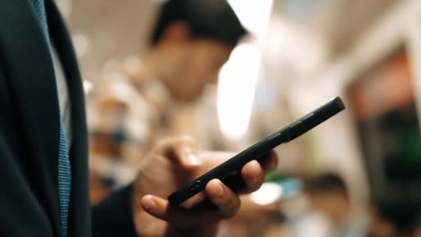 Zbliżenie Biznesmena Ręce Patrząc Telefon Stojąc Pociągu Otoczony Przez Ludzi — Wideo stockowe