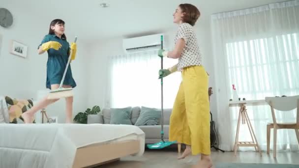 Enerjik Çocuk Yatakta Zıplıyor Çekici Anne Yatak Odasını Temizlerken Dans — Stok video