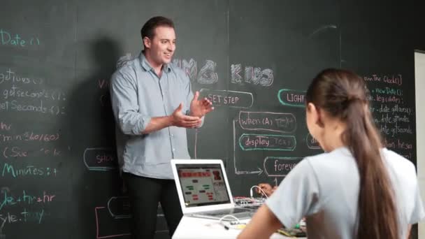 Kafkas Öğretmeni Alkışlayarak Öğrencileri Kodlamayı Veya Programlamayı Teşvik Etmek Için — Stok video