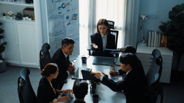 Profesyonel yönetici görüşü, çeşitli iş adamlarından oluşan bir grup başarılı projeyi dinlerken ve el çırparken çeşitli takımlara satışların arttığını gösteriyor. Müdürlük.