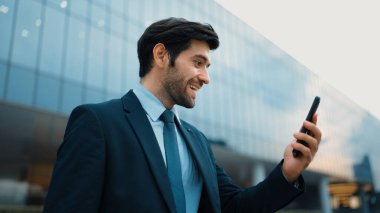 Başarılı bir iş adamı ayakta durarak satışların artmasını kutluyor. Mutlu proje yöneticisi ya da lider başarılı bir projeyle gurur duyuyor, terfi alıyor, telefon tutarken iş buluyor. Sevinçli..