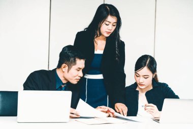 Grup toplantısındaki iş adamları iş arkadaşlarıyla ofiste çalışıyorlar. Şirket iş yeri konsepti. uds