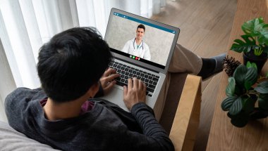 Hasta ile sanal görüşme için mod teletıp yazılım uygulaması tarafından çevrimiçi doktor görüntüsü çağrısı