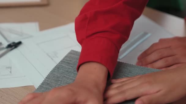 Slow Motion Hand Närbild Arkitekt Och Inredningsarkitekt Presenterar Textilmaterial Och — Stockvideo