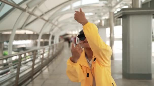 Närbild Asiatisk Hipster Flytta Till Hip Hop Musik Och Vinka — Stockvideo
