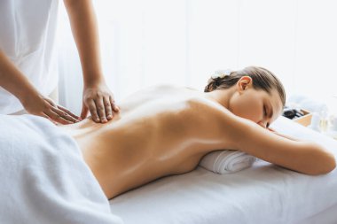 Kafkasyalı kadın müşteri stres önleyici spa masajının keyfini çıkarıyor ve lüks otel ya da oteldeki gündüz açık ortam güzellik salonunda güzellik teniyle eğleniyor. Sessiz.
