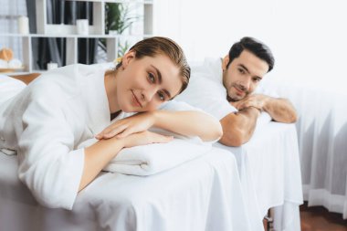 Kafkas çift müşterisi stres önleyici spa masajının keyfini çıkarıyor ve lüks otel veya oteldeki gündüz açık hava ortamında güzellik teniyle eğleniyor. Sessiz.