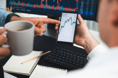 Piyasa hisselerinin ticaret ortakları akıllı telefon ve bilgisayar kullanarak trend grafiğinin analiz edilmiş en değerli teknik araştırma verilerini karşılaştırmak için dinamik pazarlama veritabanını tartışıyor. Satılabilir.