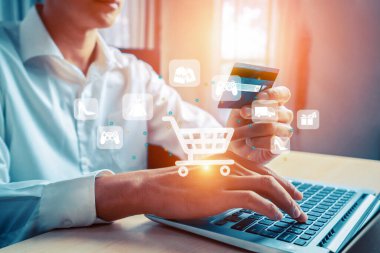 Müşteri çevrimiçi platform seçerek hologram grafik arayüzü kontrol cihazını aç. Akıllı tüketici dokunmatik aygıtı. Nakitsiz teknoloji alışveriş envanteri kullanarak e-ticaret uygulaması aç. Siber Nakit.