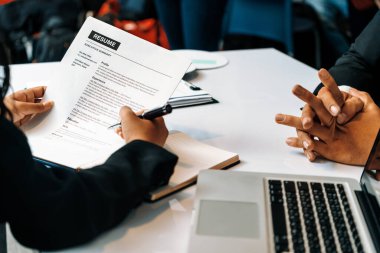 İnsan Kaynakları Müdürü sorgu odasında çalışan bir adayın özgeçmişine bakıyor. İş başvurusu, işe alım ve işçi alma konsepti. uds