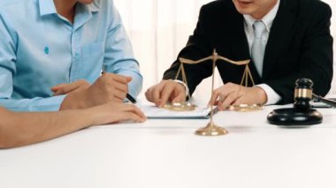 Avukat, hukuk bürosunda pazarlık yoluyla iş anlaşmazlığını çözmek için iki taraf arasında uzlaşma teklif ediyor. Yasal arabuluculuk ve çatışma çözme servisi. Ağır çekim. Katı.