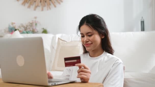 女性ショッピングやオンラインで支払う インターネットマーケットプレイス 現代のライフスタイルのための販売アイテムのためのブラウジングと鮮やかなサイバーセキュリティソフトウェアによって保護された財布からオンライン支払いのためのクレジットカードを使用します — ストック動画