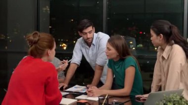 Ofiste yeni bir iş kurma projesi hakkında yetenekli bir takım tartışması. Bir grup iş adamı gece ofisinde gökdelenle konuşuyor, anlatıyor, paylaşıyor, pazarlama fikrini tartışıyor. İzleme