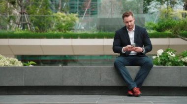 Kafkas işadamı, yatırımcılarla pazarlama stratejisi hakkında konuşurken parkta oturuyor. Mutlu akıllı yönetici, artan satışlar ya da Eko City 'de başarılı bir proje arıyor. Yaşam tarzı. Urbane
