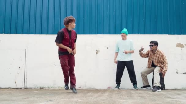 Ung Asiatisk Dansare Som Dansar Hiphop Stil Med Mångkulturella Vänner — Stockvideo