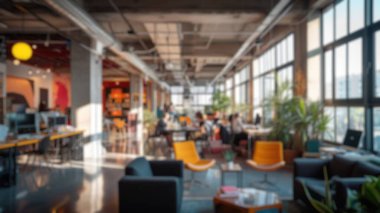 İnsanlarla ve kapalı alan bitkileriyle dolu canlı ve modern bir çalışma alanının odaklanmış görüntüsü. Saygıdeğer.