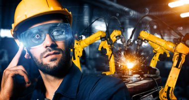 Sanayi 4.0 veya 4. endüstriyel devrimin otomasyon üretim sürecini ve IOT yazılımını gösteren dijital fabrika üretim teknolojisi için MLB Smart endüstri robot kolları.
