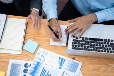 Üst düzey çok ırklı analiz ekibi toplantı masasındaki mali raporu analiz etmek için BI gösterge tablosu verilerini kullanıyor. Çeşitli iş adamlarından oluşan bir grup, iş kararı için FIntech 'in veri analizini kullanıyor. Uyum