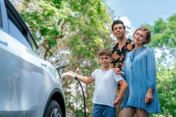 Familie Road Trip Vakantie Met Elektrische Auto Mooie Familie Opladen — Stockfoto