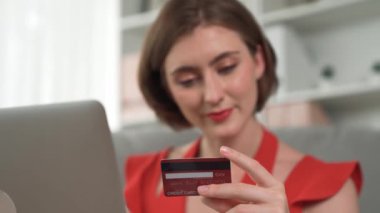 Kadın alışverişi ya da internet pazarında online ödeme modern yaşam tarzı için satış öğeleri arama ve prim siber güvenlik yazılımı tarafından korunan cüzdan çevrimiçi ödeme için kredi kartı kullanma